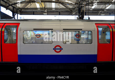 London Underground, Bakerloo Line, Tube Train, Queen's Park Station, London NW6 Stock Photo