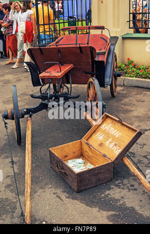 Retro wooden horse cart. International festival of arts “Slavianski bazaar in Vitebsk - 2009. Historic district of Zadviniye. Stock Photo