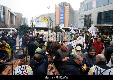 Brussels, Belgium. 14th Mar, 2016. Belgian farmers barbecue during a protest against low selling prices outside the EU headquarters in Brussels, Belgium, March 14, 2016. Credit:  Ye Pingfan/Xinhua/Alamy Live News Stock Photo