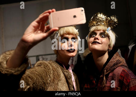 Lisbon, Portugal. 13th Mar, 2016. Models take a self portrait at the backstage of the Lisbon Fashion Week Fall/Winter 2016/2017 on March 13, 2016 in Lisbon, Portugal. © Pedro Fiuza/ZUMA Wire/Alamy Live News Stock Photo