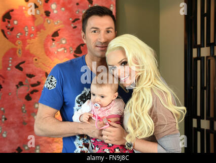 Cologne, Germany. 14th Mar, 2016. Singer Lucas Cordalis, TV host Daniela Katzenberger and their daughter Sophia posing at a photo call for the reality show 'Daniela Katzenberger - Mit Lucas im Hochzeitsfieber' in Cologne, Germany, 14 March 2016. The show starts on 6 April at RTL II. PHOTO: HENNING KAISER/dpa/Alamy Live News Stock Photo