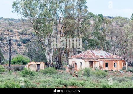 VENTERSTAD, SOUTH AFRICA - FEBRUARY 16, 2016: Ruin of an old farm house next to the road between Venterstad and Steynsburg in th Stock Photo