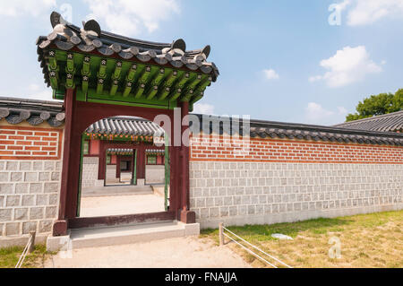 Wall and gateway, Gyeongbokgung palace, Seoul, South Korea Stock Photo