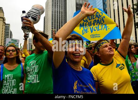 Brasilia, Brazil. 13th Mar, 2016. Tens of thousands of protesters wave signs and gather along the Agenda Paulista in the capital to demand the resignation of Brazilian President Dilma Rousseff March 13, 2016 in Brasilia, Brazil. Rousseff rejected calls for her resignation amidst a political storm deepened by a massive corruption scandal. Stock Photo