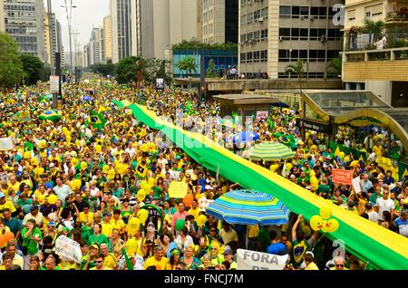 Brasilia, Brazil. 13th Mar, 2016. Tens of thousands of protesters gather along the Agenda Paulista in the capital to demand the resignation of Brazilian President Dilma Rousseff March 13, 2016 in Brasilia, Brazil. Rousseff rejected calls for her resignation amidst a political storm deepened by a massive corruption scandal. Stock Photo