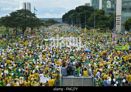 Brasilia, Brazil. 13th Mar, 2016. Tens of thousands of protesters gather outside the government district in the capital to demand the resignation of Brazilian President Dilma Rousseff March 13, 2016 in Brasilia, Brazil. Rousseff rejected calls for her resignation amidst a political storm deepened by a massive corruption scandal. Stock Photo