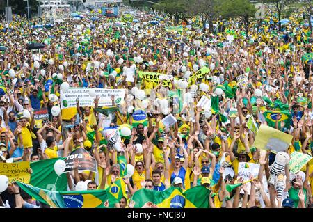 Brasilia, Brazil. 13th Mar, 2016. Tens of thousands of protesters gather outside the government district in the capital to demand the resignation of Brazilian President Dilma Rousseff March 13, 2016 in Brasilia, Brazil. Rousseff rejected calls for her resignation amidst a political storm deepened by a massive corruption scandal. Stock Photo