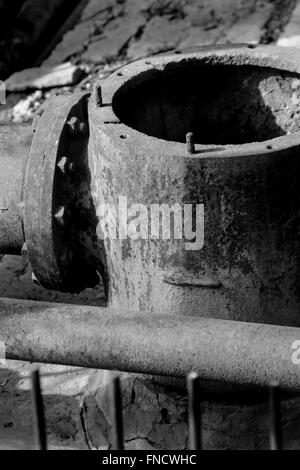 old-industrial-metal-machinery-abandoned
