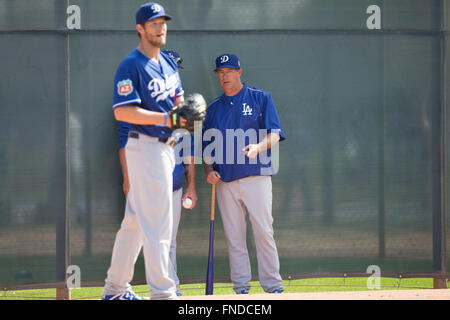 Glendale, Arizona, USA. 29th Feb, 2016. (R-L) Greg Maddux, Clayton Kershaw (Dodgers) MLB : Los Angeles Dodgers special advisor Greg Maddux watches pitcher Clayton Kershaw in the bullpen during the Los Angeles Dodgers spring training baseball camp in Glendale, Arizona, United States . © Thomas Anderson/AFLO/Alamy Live News Stock Photo