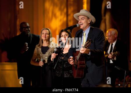 James Taylor performs during the Country Music: In Performance at the White House concert in the East Room of the White House November 21, 2011 in Washington, DC. Stock Photo