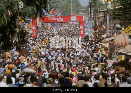 Crowds of pilgrims filling a busy street at the Simhastha Kumbh Mela 2004, Ujjain, Madhya Pradesh, India Stock Photo