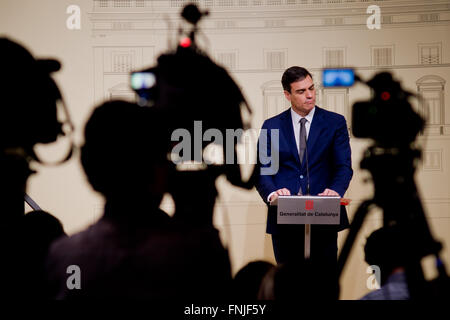 Barcelona, Catalonia, Spain. 15th Mar, 2016. Spain's Socialist party leader Pedro Sanchez addresses journalists during the press conference that was held in the Palau de la Generalitat (Catalan government headquarters) in Barcelona, Spain after meeting with Catalan regional president Carles Puigdemont on 15 March, 2016. Credit:  Jordi Boixareu/ZUMA Wire/Alamy Live News Stock Photo