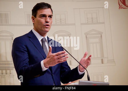 Barcelona, Catalonia, Spain. 15th Mar, 2016. Spain's Socialist party leader Pedro Sanchez addresses journalists during the press conference that was held in the Palau de la Generalitat (Catalan government headquarters) in Barcelona, Spain after meeting with Catalan regional president Carles Puigdemont on 15 March, 2016. Credit:  Jordi Boixareu/ZUMA Wire/Alamy Live News Stock Photo