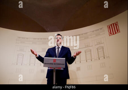 Barcelona, Catalonia, Spain. 15th Mar, 2016. Spain's Socialist party leader Pedro Sanchez addresses journalists during the press conference that was held in the Palau de la Generalitat (Catalan government headquarters) in Barcelona, Spain after meeting with Catalan regional president Carles Puigdemont on 15 March, 2016. Credit:  Jordi Boixareu/ZUMA Wire/Alamy Live News Stock Photo