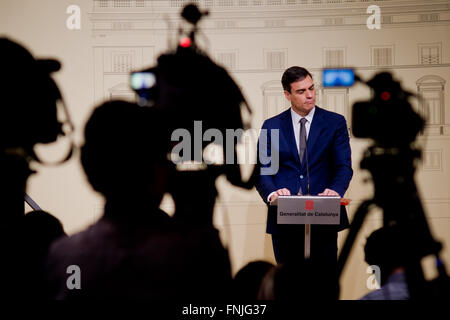 Barcelona, Spain. 15th March 2016. Spain's Socialist party leader Pedro Sanchez addresses journalists during the press conference that was held in the Palau de la Generalitat (Catalan government headquarters) in Barcelona, Spain after meeting with Catalan regional president Carles Puigdemont on 15 March, 2016. Credit:   Jordi Boixareu/Alamy Live News Stock Photo