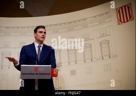 Barcelona, Spain. 15th March 2016. Spain's Socialist party leader Pedro Sanchez addresses journalists during the press conference that was held in the Palau de la Generalitat (Catalan government headquarters) in Barcelona, Spain after meeting with Catalan regional president Carles Puigdemont on 15 March, 2016. Credit:   Jordi Boixareu/Alamy Live News Stock Photo