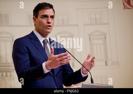 Barcelona, Spain. 15th March 2016. Spain's Socialist party leader Pedro Sanchez addresses journalists during the press conference that was held in the Palau de la Generalitat (Catalan government headquarters) in Barcelona, Spain after meeting with Catalan regional president Carles Puigdemont on 15 March, 2016. Credit:   Jordi Boixareu/Alamy Live News Stock Photo