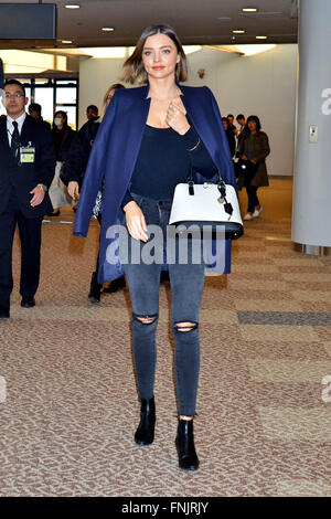 Narita, Japan. 15th March, 2016. Australian supermodel Miranda Kerr holds  up a Samantha Thavasa bag upon her arrival at Narita International Airport  on March 15, 2016, Narita, Japan. Kerr is very popular