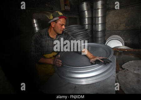 Cairo, Egypt. 13th Mar, 2016. An Egyptian worker makes aluminous cooking pots at a local factory in Mit Ghamr of Dakahlia, 150 km north of Cairo, Egypt, on March 13, 2016. There are about 1,500 aluminous product factories in Mit Ghamr with over 80,000 workers employed. These factories produce over 80% of Egypt's domestic aluminous products and many of the products are exported to other African countries. © Ahmed Gomaa/Xinhua/Alamy Live News Stock Photo