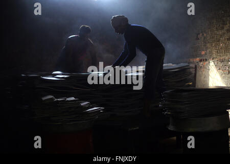 Cairo, Egypt. 13th Mar, 2016. Egyptian workers make aluminous cooking pots at a local factory in Mit Ghamr of Dakahlia, 150 km north of Cairo, Egypt, on March 13, 2016. There are about 1,500 aluminous product factories in Mit Ghamr with over 80,000 workers employed. These factories produce over 80% of Egypt's domestic aluminous products and many of the products are exported to other African countries. © Ahmed Gomaa/Xinhua/Alamy Live News Stock Photo