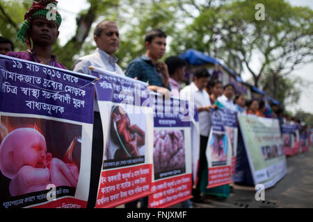 Dhaka, Bangladesh. 16th March, 2016. Different organization organize road show and human chain in Dhaka making awareness of bad effect of tobacco in Dhaka, Bangladesh on March 16, 2016. In Bangladesh total of 57,000 people aged over 30 years die and 3,82,000 are affected with various chronicle diseases every year due to use of tobacco, reports BSS.  Credit:  zakir hossain chowdhury zakir/Alamy Live News Stock Photo