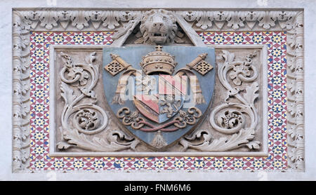 Coats of arms of prominent families that contributed to the facade, Portal of Cattedrale di Santa Maria del Fiore, Florence Stock Photo