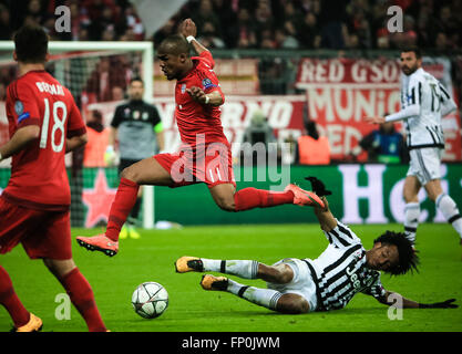 Munich, Germany. 16th Mar, 2016. Bayern Munich's Douglas Costa (C) fights for the ball during the round of 16 second leg match of UEFA Champions League between Bayern Munich and Juventus in Munich, Germany, on March 16, 2016. Bayern Munich won the match by 4-2 and advanced to the quarterfinal with a 6-4 aggregate victory. © Philippe Ruiz/Xinhua/Alamy Live News