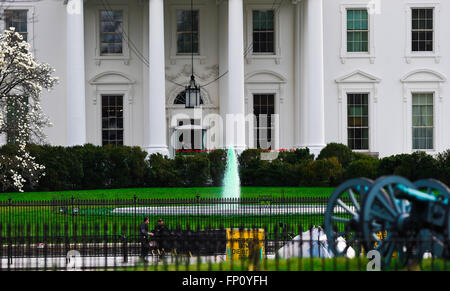 Washington, DC, USA. 17th Mar, 2016. Fountain on the north side of White House is dyed green for St. Patrick's Day in Washington, DC, capital of the United States, March 17, 2016. © Bao Dandan/Xinhua/Alamy Live News Stock Photo