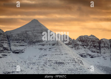 A blaxing sunset turning the sky vividly red above Spidean a Choire Leith, Liathach, Torridon, Scotland Stock Photo