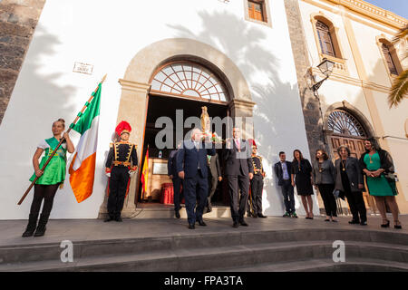 Adeje, Tenerife, Canary Islands, 17th March 2016. The Honorary Irish Consul, Mr Álvaro de la Bárcena Argany hosted the St Patricks day celebrations with the local Irish ex patriate residents and visitors. The ceremony began with a statue of St Patrick carried from the Ayuntamiento,(Town Hall), to the local church where mass was held then followed by a gala dinner. Stock Photo