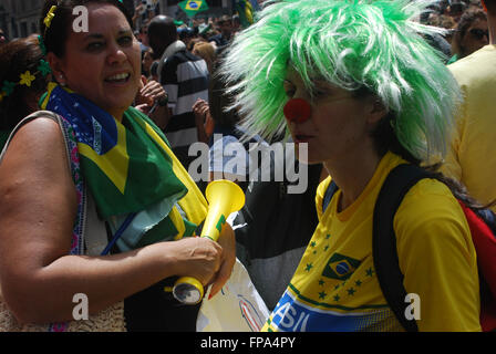 Sao Paulo, Brazil. 17th Mar, 2016. The protesters block the Avenida Paulista road, one of the busiest streets in Sao Paulo against the swearing-in of the Former President Lula as Head of Home Civil Ministry because he is charged for corruption. © Adeleke Anthony Fote/Pacific Press/Alamy Live News Stock Photo