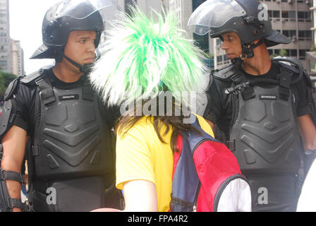 Sao Paulo, Brazil. 17th Mar, 2016. The protesters block the Avenida Paulista road, one of the busiest streets in Sao Paulo against the swearing-in of the Former President Lula as Head of Home Civil Ministry because he is charged for corruption. © Adeleke Anthony Fote/Pacific Press/Alamy Live News Stock Photo