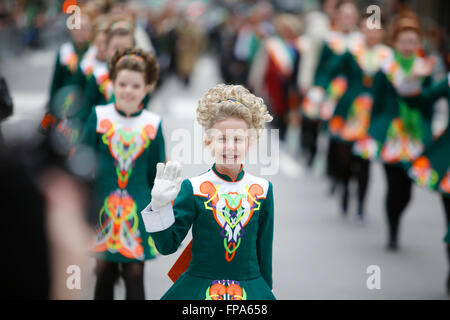 New York City, USA, 17 March 2016. St Patrick's Day parade:  young dancers in traditional costume wave as they march along 5th Ave Credit:  Andrew Katz/Alamy Live News Stock Photo