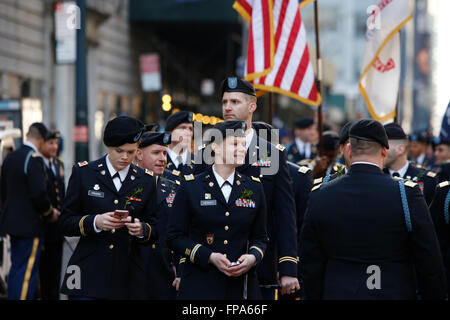 New York City, USA, 17 March 2016. St Patrick's Day parade:  Members of US army honor guard assemble casually prior to marching in St Patrick's Day Parade Credit:  Andrew Katz/Alamy Live News Stock Photo