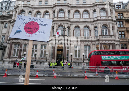 London, UK.  18 March 2016.  Demonstrators gather outside the Japanese Embassy on Piccadilly to protest against the killing of dolphins in Taiji, Japan as well as the cruelty to keeping such mammals in captivity.  This protest comes a day after SeaWorld in the USA announced that it is ending its controversial orca breeding programme. Credit:  Stephen Chung / Alamy Live News Stock Photo