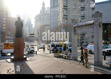 Chatham Square with statue of Lin Zexu and Kimlau Memorial Arch in Chinatown, Manhattan, New York City, USA Stock Photo