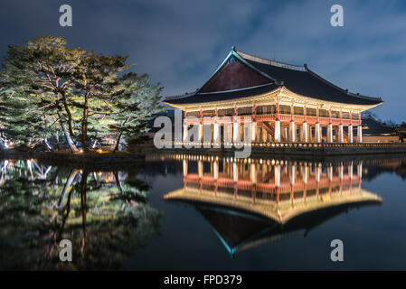 Reflection of Gyeongbokgung palace at night in Seoul, South Korea. Stock Photo