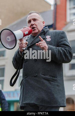 Aberystwyth, Ceredigion, West Wales, 19th March 2016 MARK WILLIAMS MP for Ceredigion joins ELIZABETH EVANS the Lib Dem candidate for the Welsh Assembly on a A political, cross party demonstration against the possible relocation or closure of the towns Crown Post Office. Credit:  Veteran Photography/Alamy Live News Stock Photo