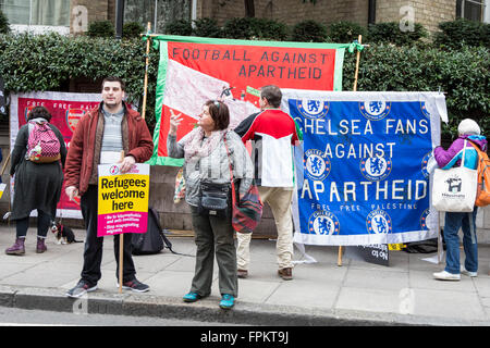 London, UK. 19 March 2016. Chelsea football fans against apartheid. Thousands of protesters took to the street to demonstrate in solidarity with refugees and against racism. Credit:  Vibrant Pictures/Alamy Live News Stock Photo