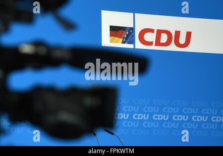 Berlin, Germany. 13th Mar, 2016. The logo of the German Christian Democratic Party (CDU) and a TV camera are seen at Konrad Adenauer house in Berlin, Germany, 13 March 2016. Photo: Jens Kalaene/dpa/Alamy Live News Stock Photo