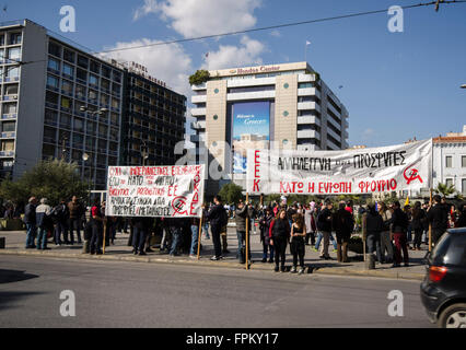 Athens, Greece. 19th Mar, 2016. A few thousands, locals and Afghan ...