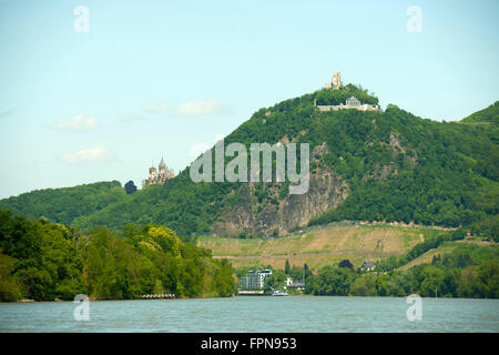 Deutschland, Rheinland-Pfalz, Rolandseck, Blick über die Rheininsel Nonnenwerth (früher auch Rolandswerth) zum Drachenfels. Stock Photo