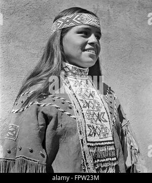 1950s PORTRAIT SMILING NATIVE AMERICAN INDIAN WOMAN WEARING BEADED HEADBAND COLLAR NECKPIECE AND BUCKSKIN DRESS OKLAHOMA USA Stock Photo