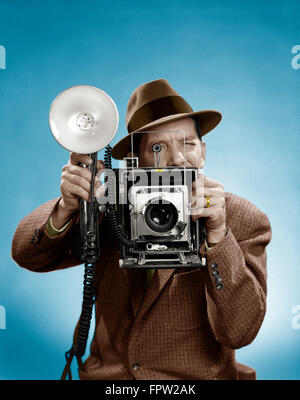1950s PRESS PHOTOGRAPHER MAN HOLDING A 4X5 SPEED GRAPHIC CAMERA WITH ...