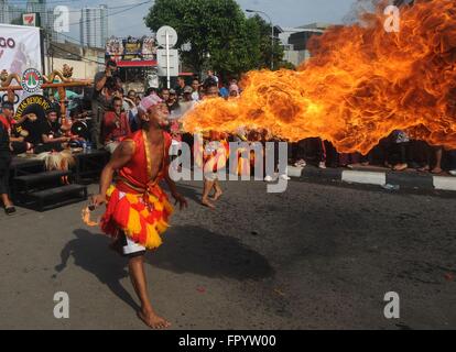 Jakarta, Indonesia. 20th Mar, 2016. A Reog Ponorogo dancer performs on a street during the Car Free Day event in Jakarta, Indonesia, March 20, 2016. The event aimed at raising environmental awareness among citizens and reducing air pollution. © Agung Kuncahya B./Xinhua/Alamy Live News