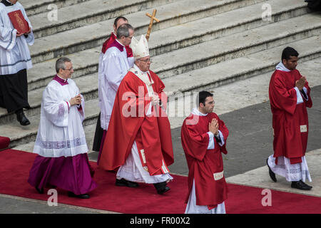 Vatican City, Vatican. 20th Mar, 2016. Pope Francis celebrates the Palm Sunday Mass in St. Peter's Square in Vatican City, Vatican on March 20, 2016. The celebration begins with a procession followed by the blessing of palms, or olive branches, which are used in Italy, symbolizing Jesus' triumphal entrance into Jerusalem during which palm branches were laid at his feet. Credit:  Giuseppe Ciccia/Pacific Press/Alamy Live News Stock Photo