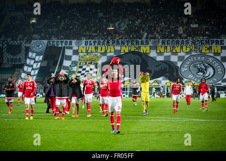 Porto, Portugal. 20th March, 2016. SL Benfica team celebrates at the end of the game of the first league match between Boavista FC and SL Benfica at Boavista Stadium in Porto, on March 20, 2016. Credit:  Diogo Baptista/Alamy Live News Stock Photo