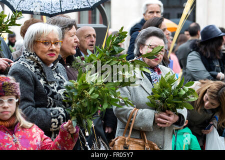 Oviedo, Spain. 20th March, 2016. Woman with palms and laurel during the blessing of palms at Palm Sunday, that commemorates Jesus' triumphal entry into Jerusalem, on March 20, 2016 in Oviedo, Spain. Credit:  David Gato/Alamy Live News Stock Photo