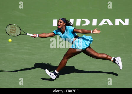 Indian Wells, California in the USA. 20th Mar, 2016. Serena Williams of United States returns the ball to Victoria Azarenka of Belarus during the women singles final match of the BNP Paribas Open tennis tournament in Indian Wells, California in the United States, on March 20, 2016. Azarenka won 6-4, 6-4. Credit:  Zhao Hanrong/Xinhua/Alamy Live News Stock Photo