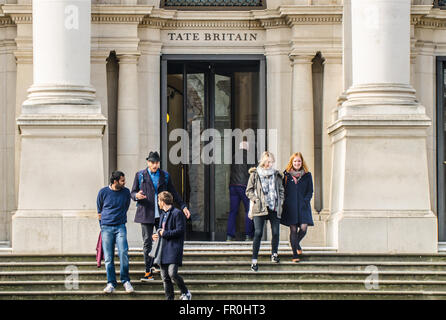 Tate Britain is an art museum on Millbank in London. It is part of the Tate network of galleries in England. Visitors leaving. People. Entrance steps Stock Photo